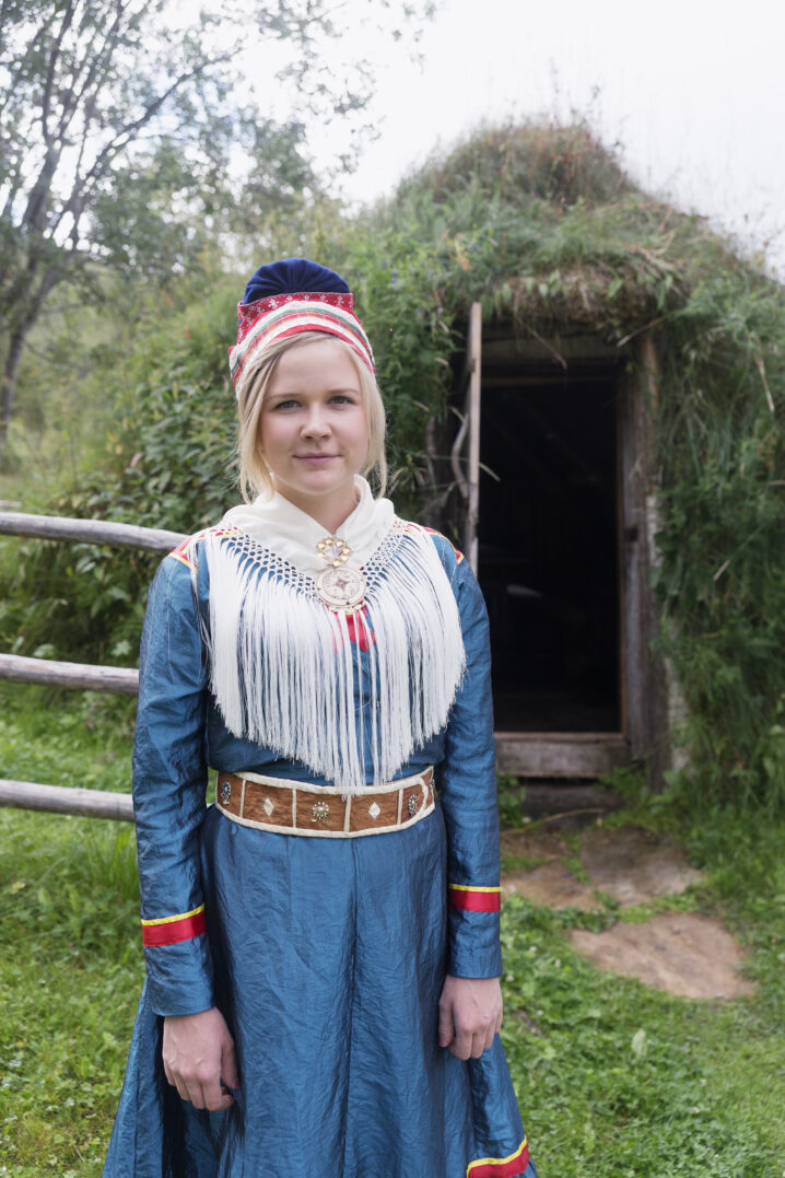 Koftekledd ung kvinne foran en gamme