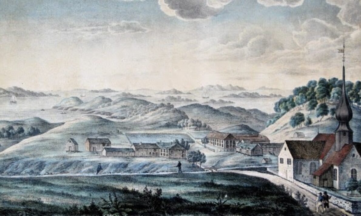 Gammelt maleri av kirkested med kirke til høyre og en rekke andre bygninger til venstre. Landskap bak med åser, fjell og hav.