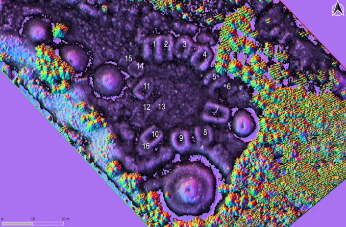 «Et fargerikt, topografisk visualiseringskart som viser sirkulære og ovale forhøyninger markert med tall. Kartet består av teksturerte overflater i lilla, blå, gule og grønne nyanser, med en tydelig skrå kant øverst til høyre. Et kompassymbol vises i det øverste hjørnet, og en målestokk ligger nederst til venstre.»