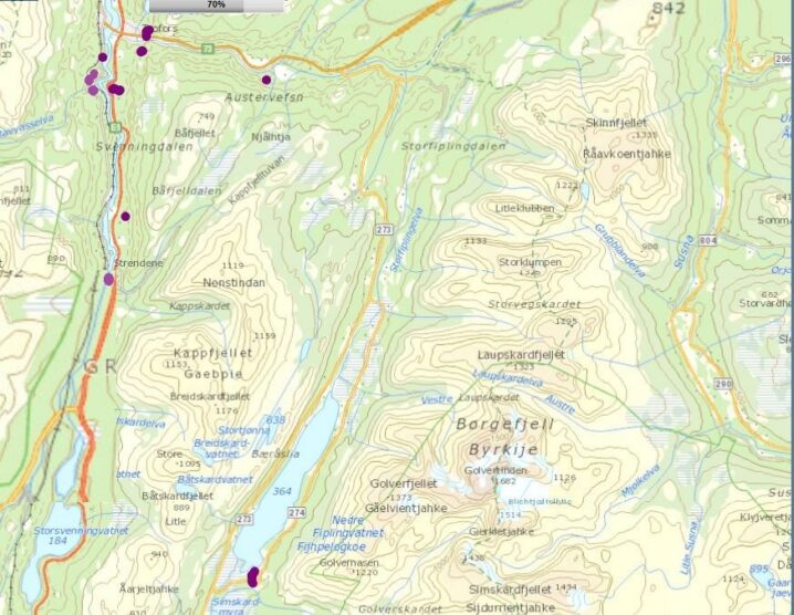 Kart over fjellterreng med en markert rute vist med lilla punkter.