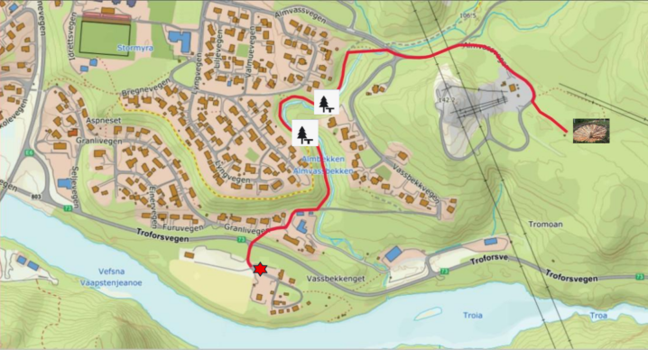 Kart over boligområde og skog med en rød markert trasé som går mellom flere punkter.