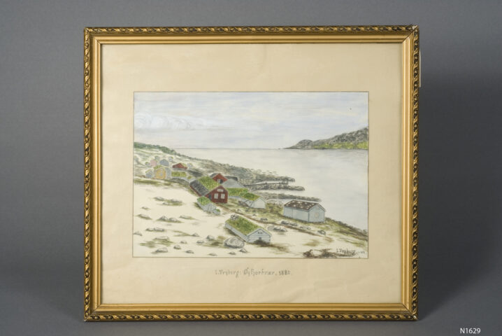 Innrammet blyanttegning i farger. Lite fiskevær ved fjorden. Odde og fjell i bakgrunnen.